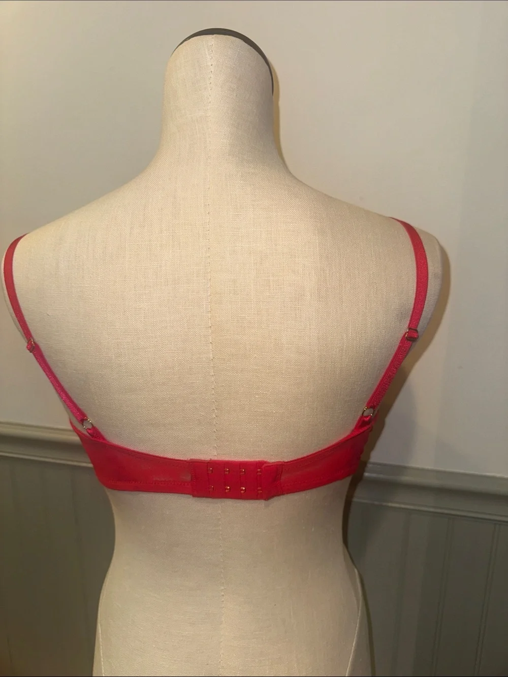Victoria’s Secret Bombshell Plunge bra 36C. Bright red lace‎
